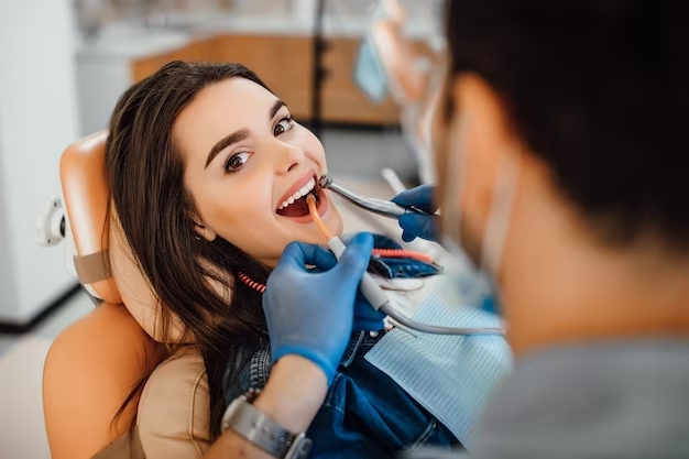 paciente-sexo-femenino-joven-que-visita-consultorio-dentista_496169-930-_1_